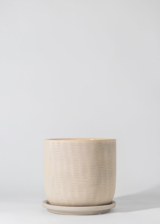 criss-cross etching on the planter in biege and gray tones