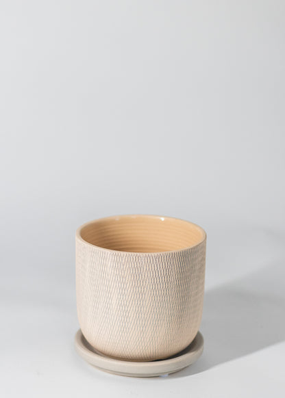 criss-cross etching on the planter in biege and gray tones