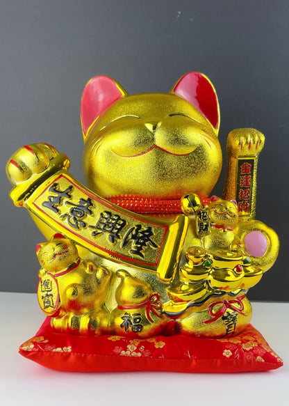Golden Lucky Cat Figurine – Porcelain Maneki Neko with Banner – DC or Battery Powered